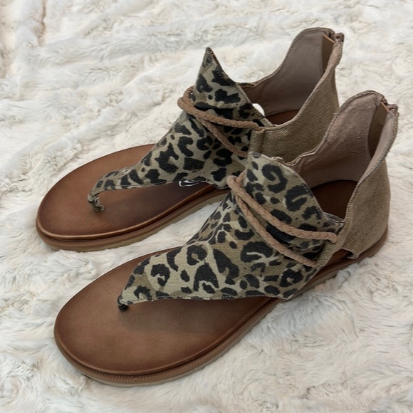 Very G Shoes - Leopard flats NWOT